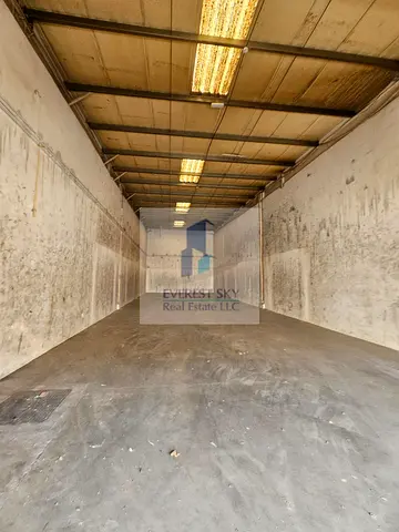 Warehouse with toilet for URGENT LEASE !!
