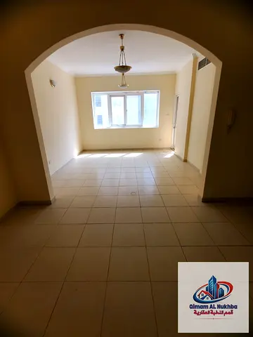 Two-bedroom apartment with a living room and balcony. Excellent layout, located on a main street. Features two spacious bedrooms, a great living area