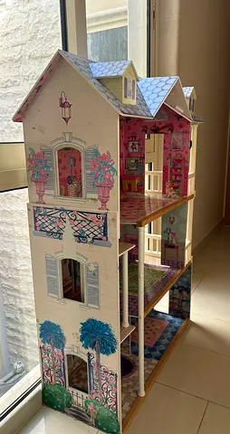 Kids doll house