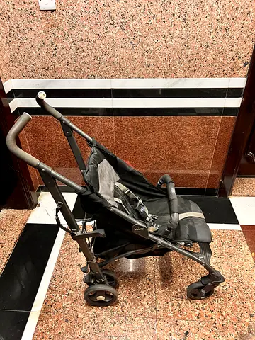 Lightweight umbrella stroller — used, folds compactly