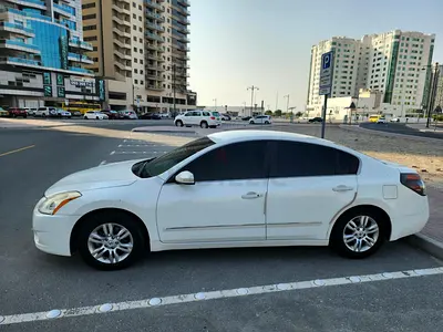 First owner 2012 Nissan Altima full option gcc . 7500 .