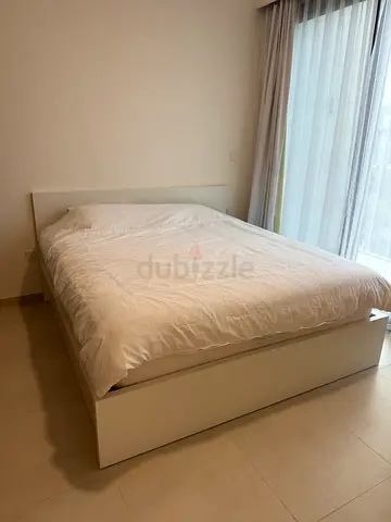 White double platform storage bed frame with headboard - Good condition + mattress king size pan hom