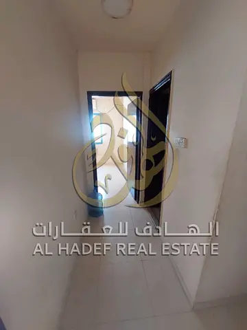 فرصة مميزة في البوطينة بالشارقة – غرفة وموزع ومطبخ منفصل وبلكونة بسعر اقتصادي وموقع قريب من جميع الخدمات