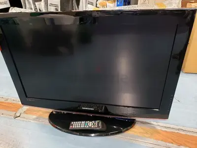 Samsung LCD 32 inch TV 500 TV channels Netflix CHANNEL