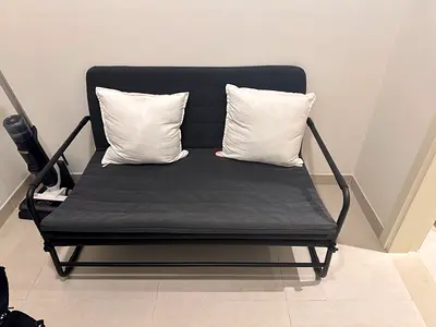 Compact 2-seater sofa/futon with metal frame and cushions