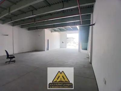 فرصة مميزة لأصحاب المشاريع والشركات، مستودع بمساحة عملية وميزانين يوفران مساحة إضافية للاستفادة القصوى من الموقع، ومناسب للتخزين والأنشطة التجارية وال