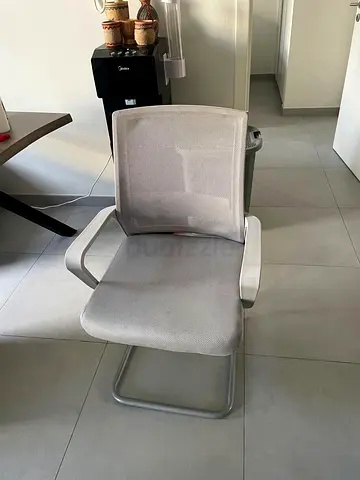 Light grey mesh visitor/office chair - good condition