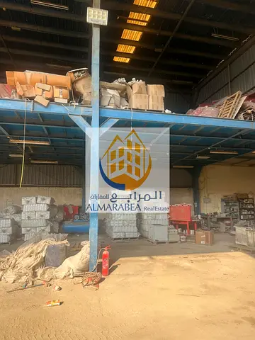 عقار صناعي بمساحة كبيرة ومرافق متكاملة، مناسب للأنشطة الصناعية والتجارية، مع مكاتب وسكن للعمال، في موقع مميز بالمنطقة الصناعية 5 في الشارقة.