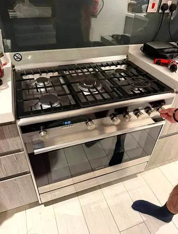 Siemens iq700 top gass oven electric range new model slightly used