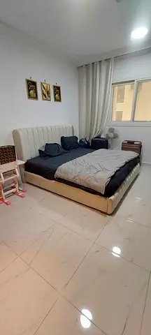 🛏️ Queen bed with mattress