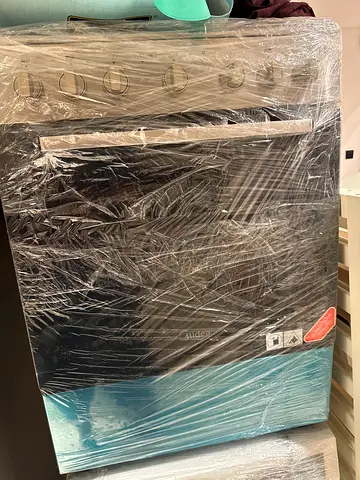 Used built-in electric oven in good condition (wrapped for transport)