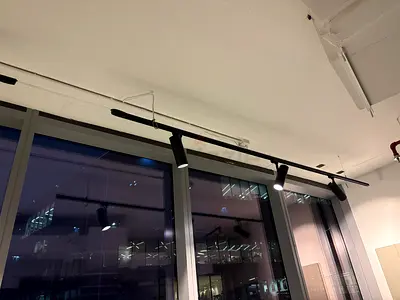Black 3-circuit track 3.2 m with 3 LED spots, LED World