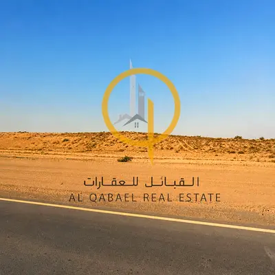للبيع أرض زاوية في الحوشي – الشارقة | أقساط ميسرة | أرضي + أول + 50% من السطح | 650 ألف درهم