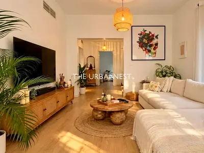 Lake Backing | Corner Unit | Vacant | Huge Garden