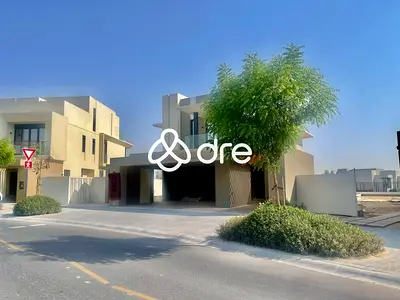 فيلا فسيحة من 4 غرف نوم | فلل قرية جبل علي | إطلالة على الحديقة والمسبح | غير مفروشة