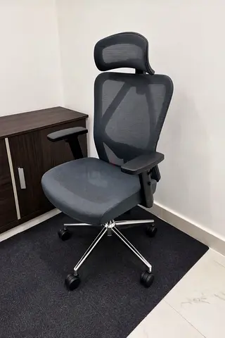 Ergonomic mesh office chair with headrest — good condition