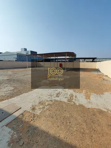 A spacious yard covering 12,000 sq. ft., suitable for companies and commercial businesses.