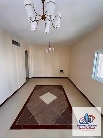 أكبر مساحة شقة في البوطينة الشارقة مع بلكونة تكييف وغاز مركزي بالقرب من نستو ولولو ماركت ومركز التخفيضات موقع مميز قريب من الخدمات والمرافق اليومية