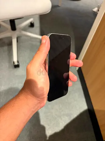 iPhone 15 pro - Good working condition, silver edges only a minor scratch on the screen