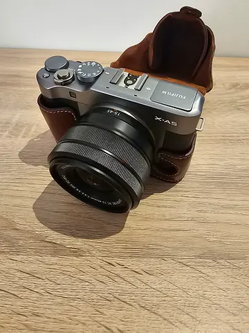 Fujifilm X-A5 mirrorless camera with 15-45mm lens - excellent condition with leather case