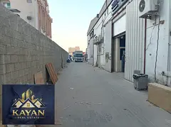 Warehouse for rent in Umm Al Thu'oub, measuring 2,500 square feet, with 25 kW of electricity; locate