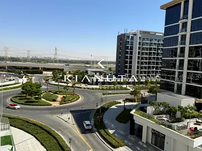 شاغرة مع إطلالة المجمع والمسبح بموقع مميز