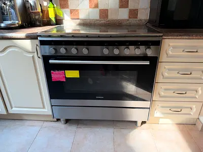 Built-in Siemens Oven with Gas Cooktop — Good Working Condition