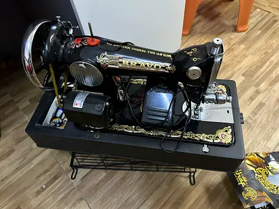Bravo  sewing machine with motor and foot pedal