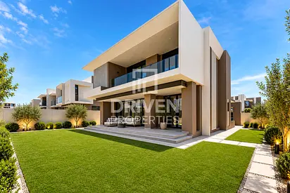 Hill Top | Corner Unit | Close to Amenities