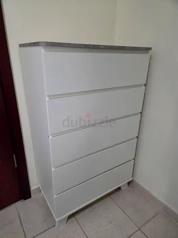 White 5-Drawer Chest of Drawers + Mirror. Good Condition.