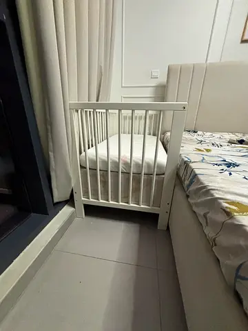 Bedside crib rail / co-sleeper guard - white wooden side panel