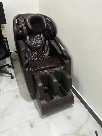 Full-body Shiatsu Massage Chair - Brown