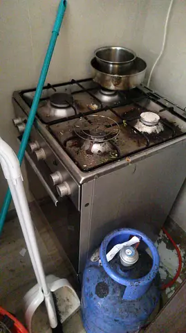 Used bosch freestanding gas cooker with oven and LPG cylinder (needs cleaning)