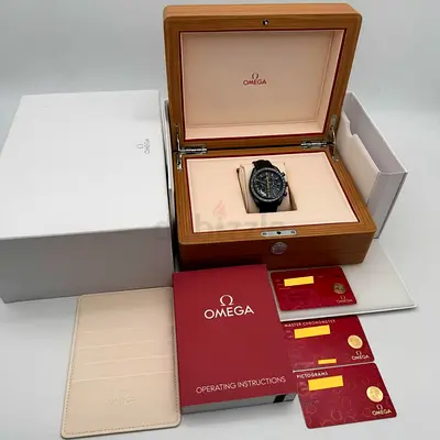 Omega Speedmaster Dark Side of the Moon Apollo 8 (Ref.featuring a 44.25 mm black ceramic case, a las