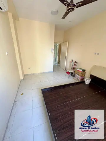 أكبر مساحة شقة في البوطينة الشارقة مع بالكونة وغاز مركزي ومساحات واسعة لسهولة ترتيب الأثاث بالقرب من مركز التخفيضات ونستو ولولو ماركت وجميع الخدمات