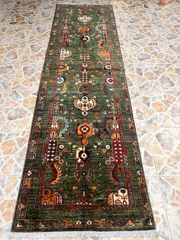 Green Wool Runner Rug - Traditional Pattern, Excellent Condition size 2.91 by 0.84