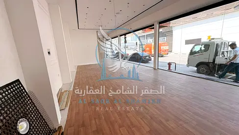 معرض تجاري للإيجار في الصناعية 4 بموقع مباشر على الشارع العام، بمساحة 1,500 قدم مربع وتشطيبات مودرن وعصرية.