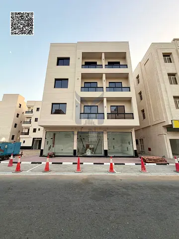 مبنى تجاري وسكني للبيع | 4 شقق (غرفة وصالة) مؤثثة بالكامل | وحدتان سكنيتان (استوديو) | 3 محلات تجارية | يشمل الكهرباء والمياه والتكييف | مكون من طابق أرضي + 3 طوابق علوية | تملك حر | فرصة استثمارية مم