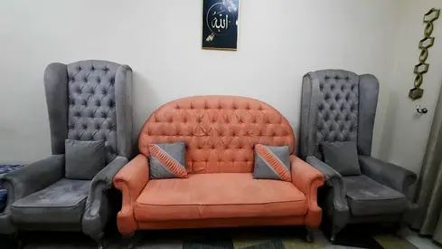 5-piece tufted sofa set — 4 wing chairs + 1 two-seater in grey and coral