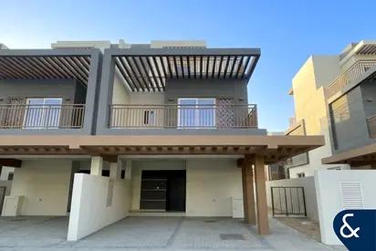 4 Bed Corner | Private | New | Motivated