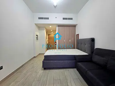 Bright Studio | Balcony | 12 Cheques