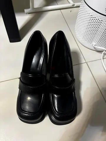 Black leather pointed-toe women's flats, gently used