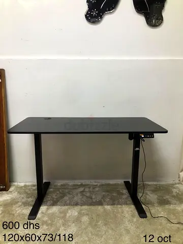 Black electric height-adjustable standing desk (120x60x73 cm)