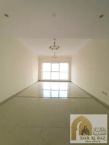 باركنج مجاني وتكييف مركزي! 3 غرف ماستر وصالة واسعة، غرفة خادمة ماستر، 5 حمامات وبلكونة بإطلالة مفتوحة، في المجاز 1 على شارع الملك فيصل.