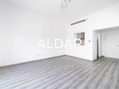 Upgraded Unit|Spacious And Bright|Closed Kitchen
