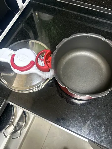 Tefal pressure cooker /model name:(clipsoMinut) (used)
