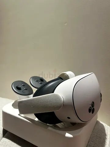 Meta Quest-style VR Headset with Controllers - Good Condition