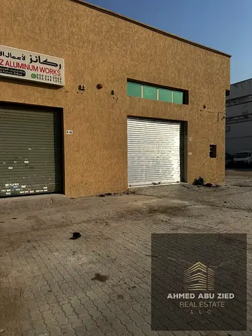 Corner warehouse - main street - 2,100 [sqm] - parking - best price