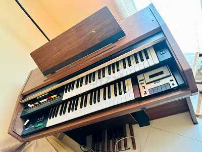 vintage Yamaha  electronic organ, Model C-10T ,early 1980s  wood cabine (Nippon Gakki Co.Japan)