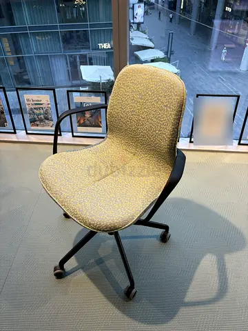 Swivel meeting chair, yellow-grey boucle Kvadrat fabric
